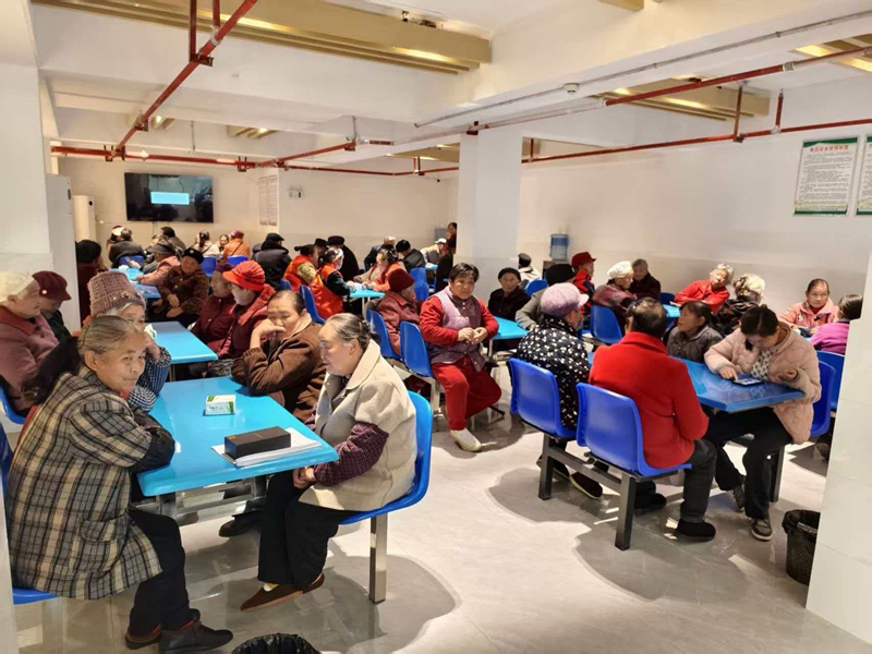 老人們在餐廳等待就餐。