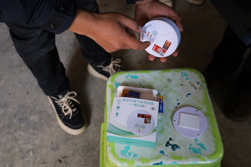 板底鄉曙光村工作人員安裝一氧化碳報警器現場。