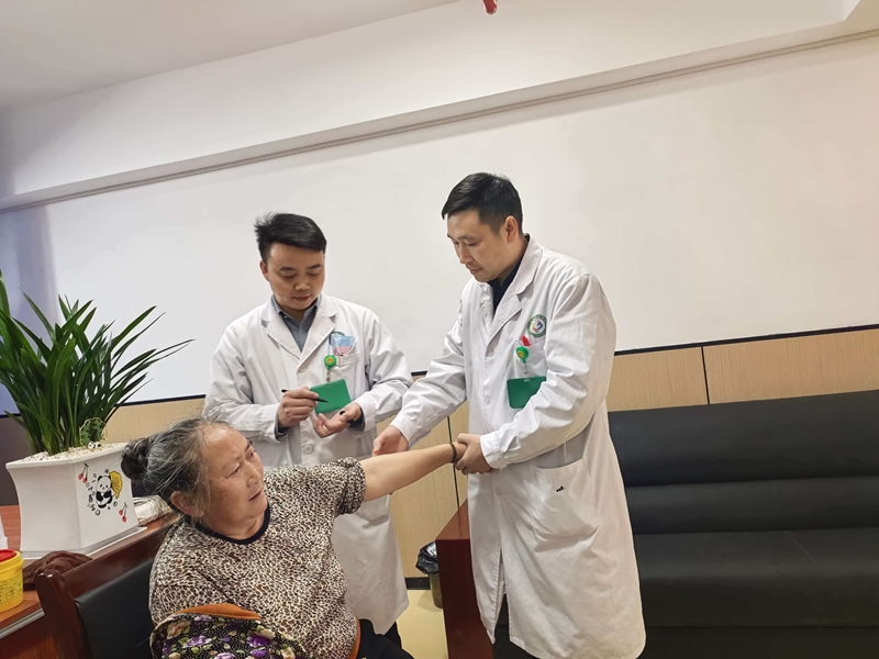 醫生為老人理療。