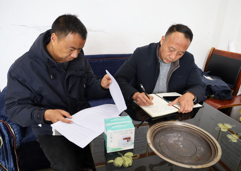 威寧自治縣應急管理局工作人員深入板底鄉了解一氧化碳報警器安裝使用情況。