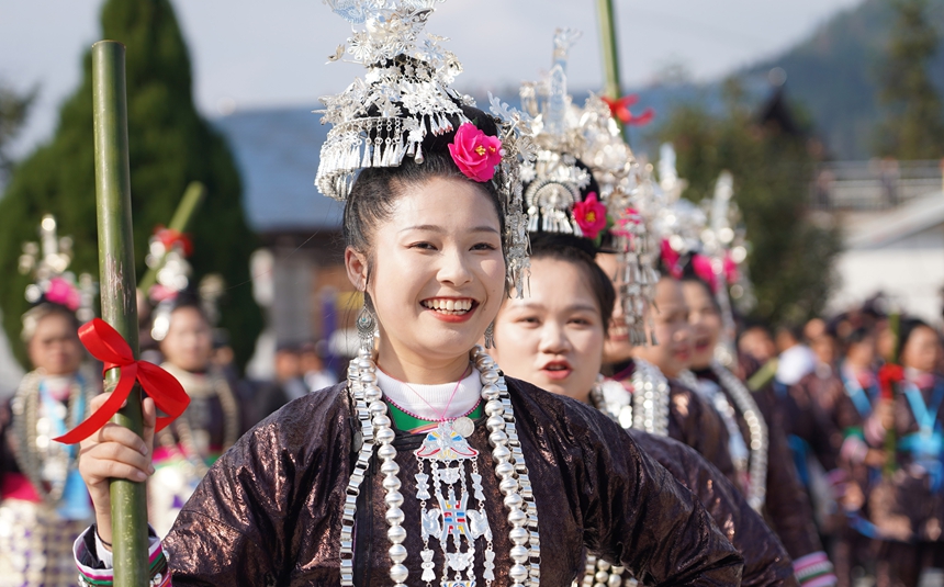 12月20日，在贵州省从江县高增乡美德村，侗族群众在踩歌堂。