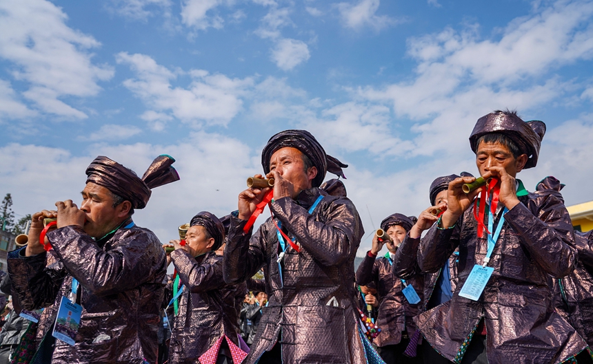 12月20日，在贵州省从江县高增乡美德村，侗族群众在参加芦笙笛比响赛。
