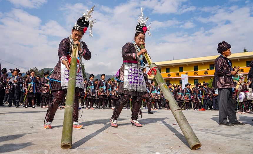 12月20日，在贵州省从江县高增乡美德村，侗族群众在参加芦笙笛比响赛。