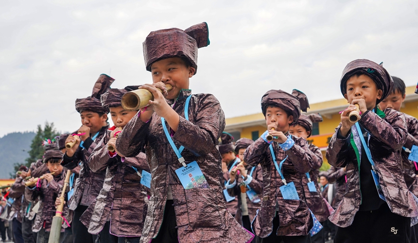 12月20日，在贵州省从江县高增乡美德村，侗族群众在参加芦笙笛比响赛。