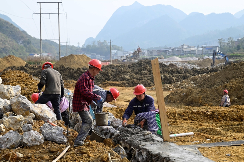 工人们正在贵州省罗甸县边阳镇兴隆村“小田变大田”施工现场施工 (17).JPG