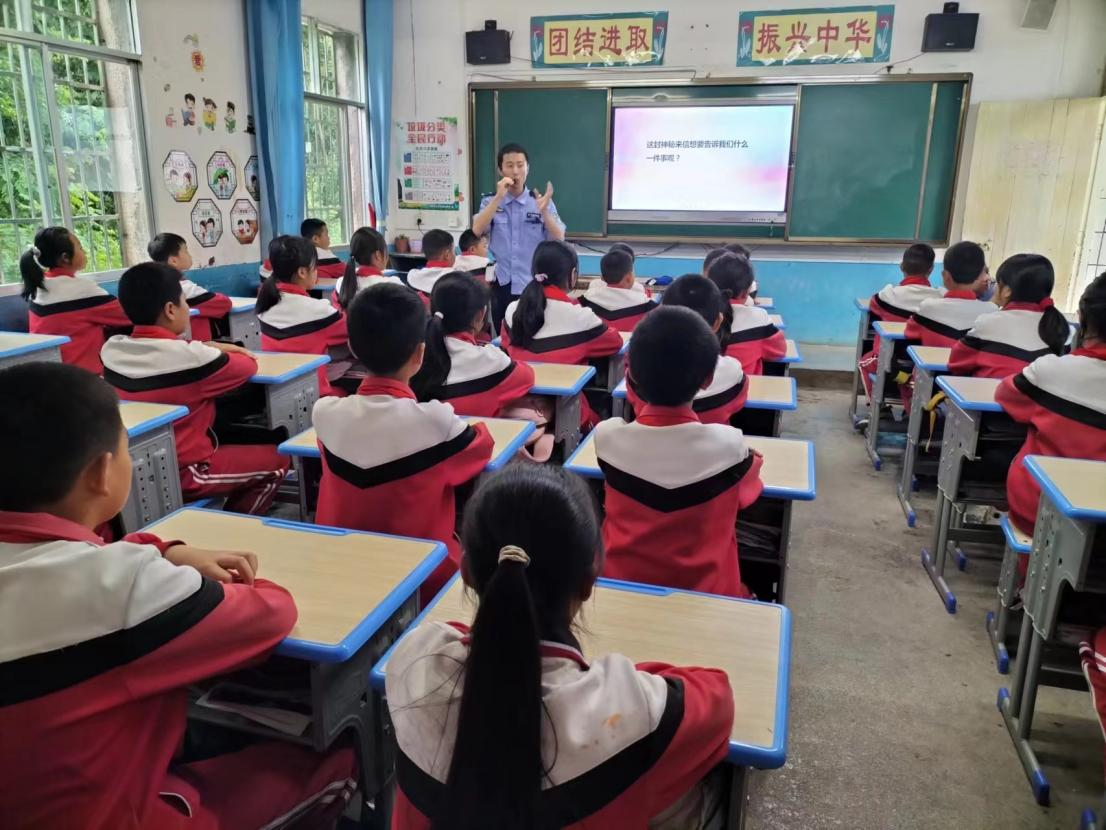 圖為：民警正在向同學們講解什麼是校園欺凌