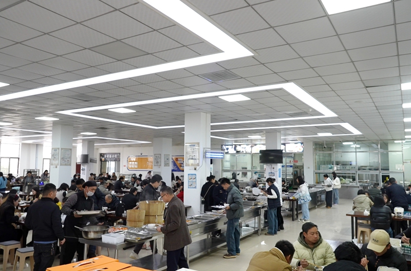 中餐时间的清镇市行政机关食堂。代胜强摄