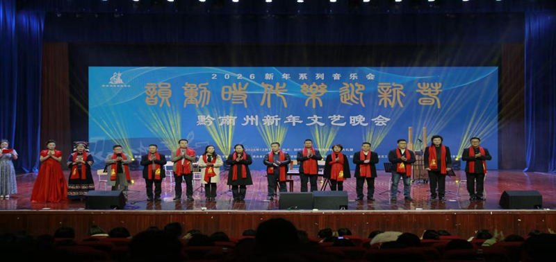 领导嘉宾与观众互动。