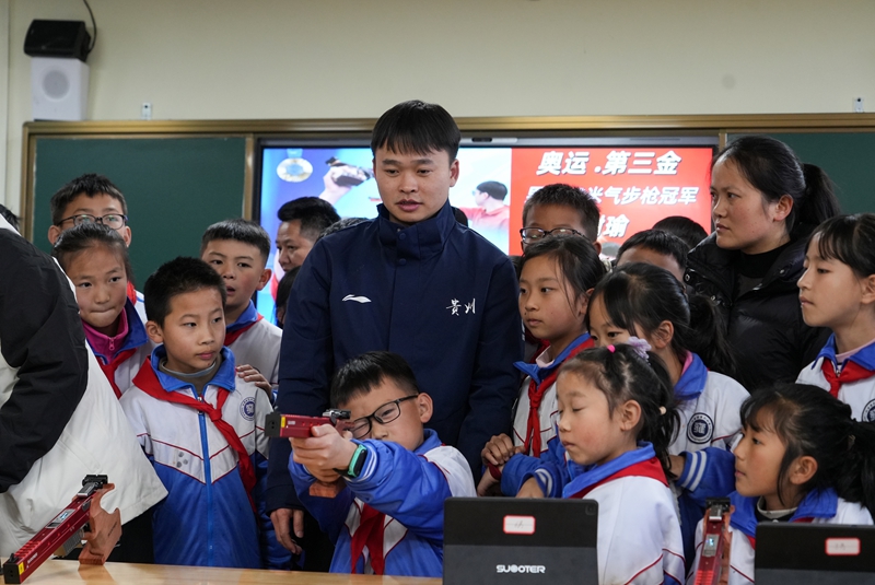 2025年12月23日，贵州省毕节市纳雍县第六小学庄射击训练室，纳雍籍奥运冠军谢瑜在观看学生射击。 杨英 摄.jpg