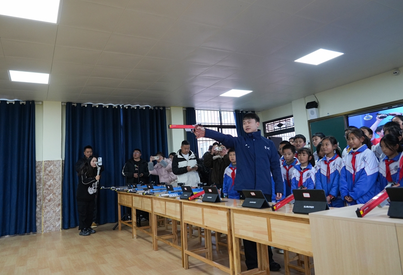 2025年12月23日，贵州省毕节市纳雍县第六小学庄射击训练室，纳雍籍奥运冠军谢瑜在示范射击。 杨英 摄.jpg