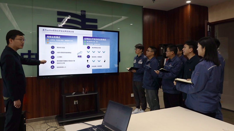 南方電網興義供電局青年團員學習研發業務機器人。興義供電局供圖