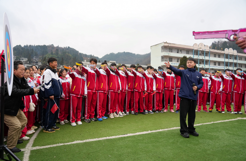 2025年12月24日，贵州省毕节市纳雍县化作中学，纳雍籍奥运冠军谢瑜在示范瞄靶。