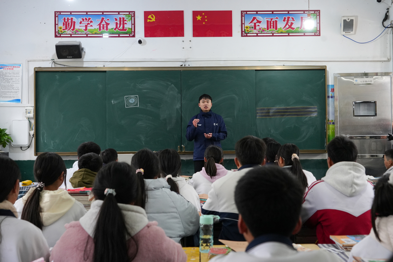 2025年12月24日，贵州省毕节市纳雍县化作中学，纳雍籍奥运冠军谢瑜在给同学们分享夺冠故事。