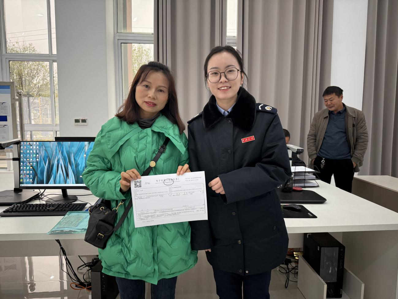 图片1施秉税务：施秉县首张存量房数电发票成功开具