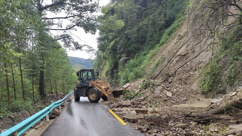 圖為S529線清理邊坡落石。