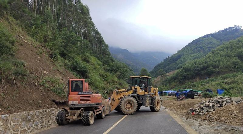 圖為S529線清理塌方邊溝。