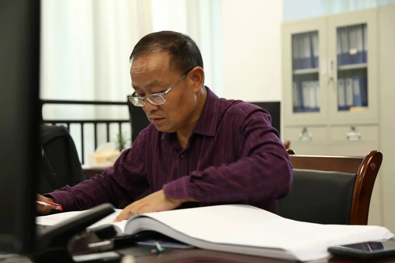 1 图为黄平文在查看项目资料.jpg