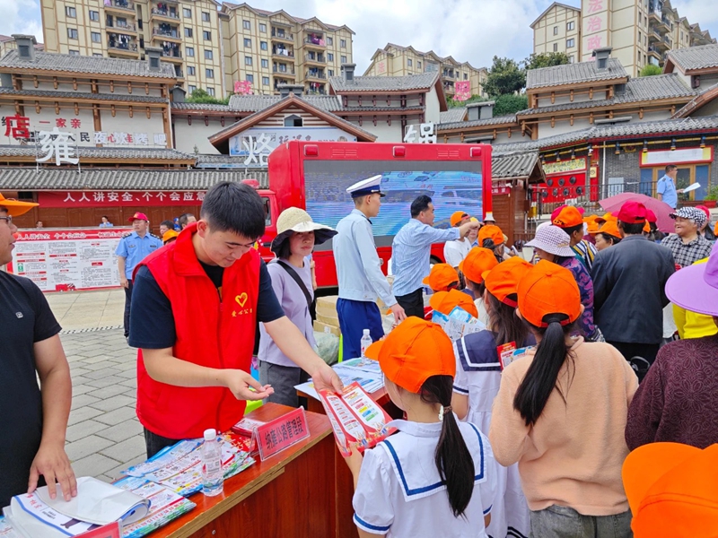 1 图为发放宣传手册.jpg