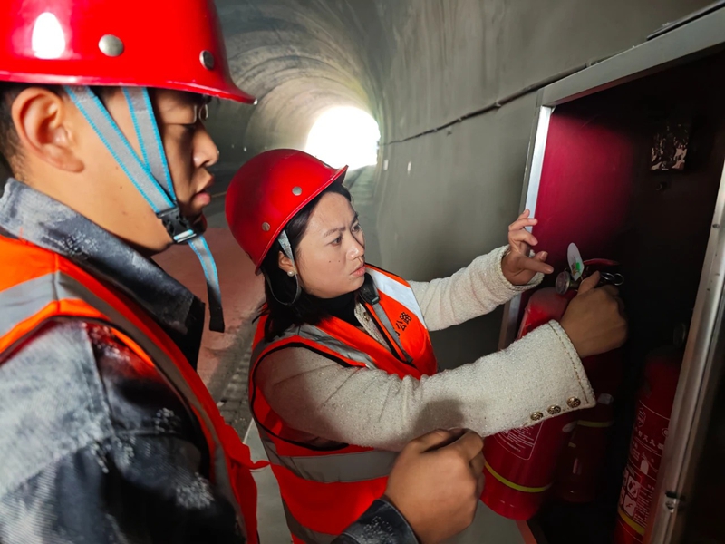 5 图为隧道消防安全检查.jpg