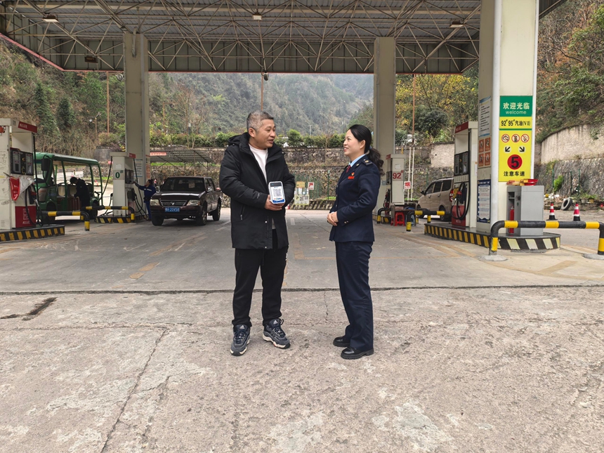 3 稅務干部向加油站負責人收集“交易即開票”意見建議