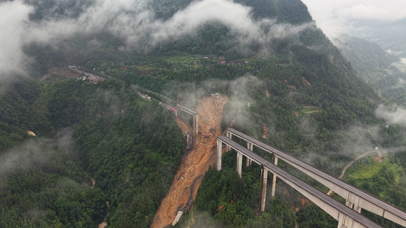 G76 厦蓉高速猴子河特大桥引桥轰然垮塌.jpg