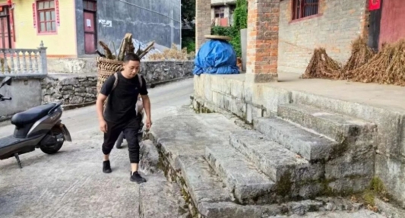 雷和炯帮助村民.jpg