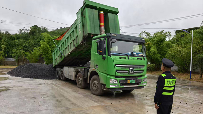 图为监督卸货。