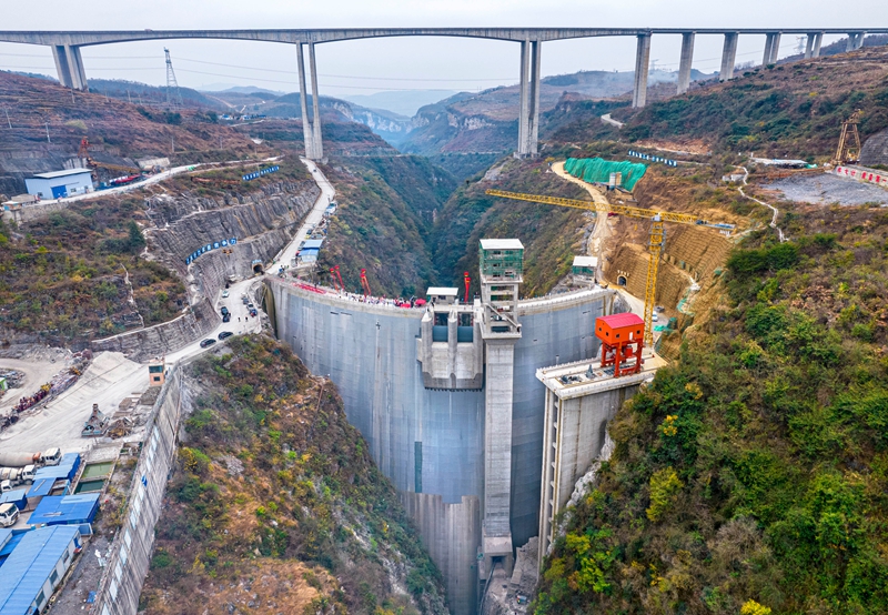 12月25日，黔西凹水河水庫大壩下閘蓄水。