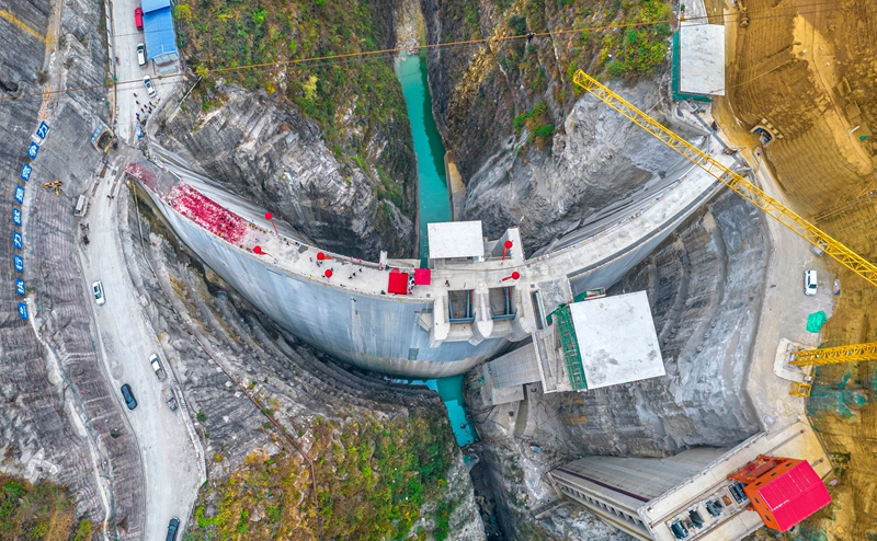 12月25日，黔西凹水河水庫大壩下閘蓄水。