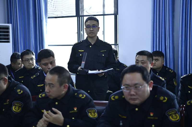 图为交流发言。