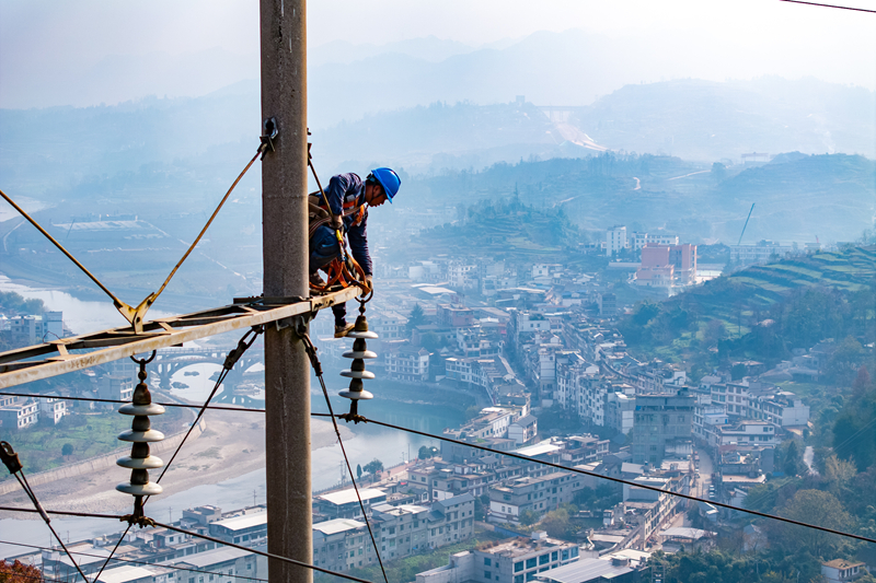 南方电网贵州六盘水供电局工作人员对35千伏新阿新线开展停电消缺作业。