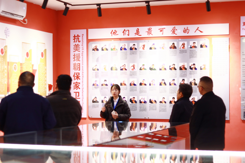 讲解员在介绍施秉西山烈士陵园的基本情况。