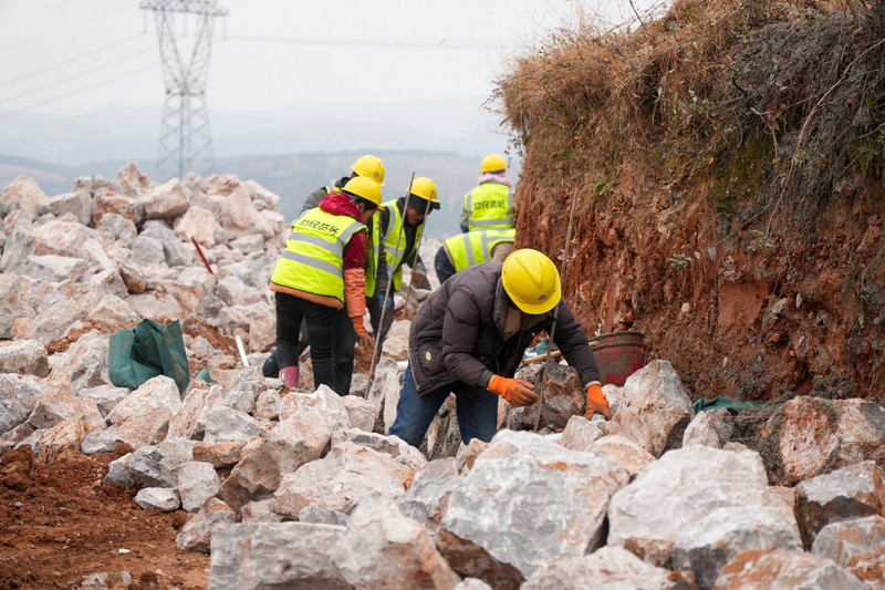 12月24日，在威寧自治縣2025年高標准農田建設項目迤那鎮櫻桃村項目區，施工人員正在砌筑田坎。陳逍攝