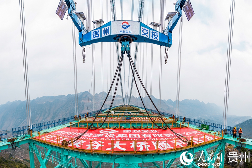 1  2025年1月17日，隨著最后一節重達215噸的鋼桁梁吊裝施工完成，由貴州交投集團所屬橋梁集團承建的，六枝至安龍高速公路的關鍵控制性工程，花江峽谷大橋實現合龍。人民網記者 涂敏 攝.jpg