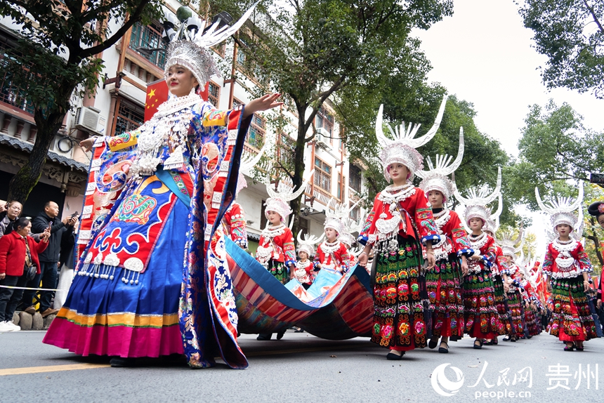 11 2025年11月5日，2025中國·雷山苗年系列活動在貴州省黔東南州雷山縣銅鼓廣場隆重開幕，五十六支身著民族盛裝的方陣，為八方賓客奉上了一場“行走的非遺盛宴”。人民網記者 涂敏 攝