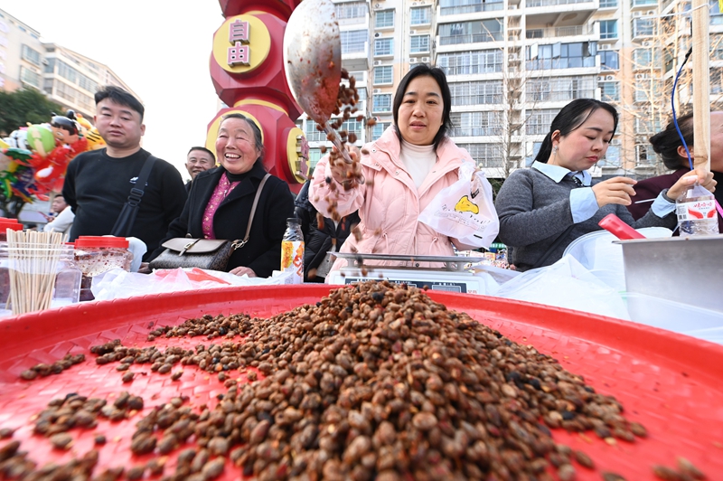12月28日,铜仁市女企业家协会第三届第二次会员大会暨松桃村晚—“晚蝶舞苗疆·巾帼共赢 ”主题年会活动现场,人们在开展农特产品展销。