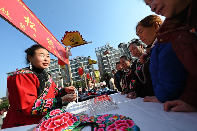 12月28日,铜仁市女企业家协会第三届第二次会员大会暨松桃村晚—“晚蝶舞苗疆·巾帼共赢 ”主题年会活动现场,人们在开展农特产品展销。