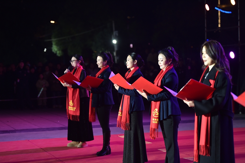 12月28日,铜仁市女企业家协会第三届第二次会员大会暨松桃村晚—“晚蝶舞苗疆·巾帼共赢 ”主题年会活动现场。