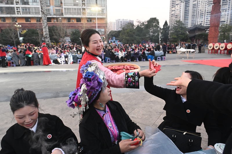 12月28日，铜仁市女企业家协会第三届第二次会员大会暨松桃村晚—“晚蝶舞苗疆·巾帼共赢 ”主题年会活动现场。