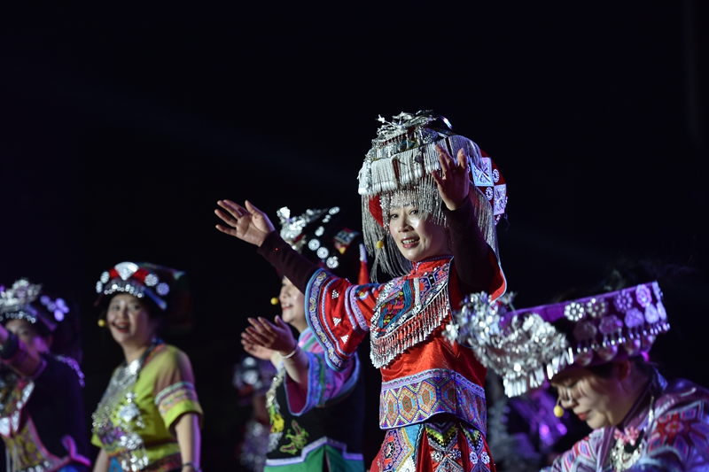 12月28日,铜仁市女企业家协会第三届第二次会员大会暨松桃村晚—“晚蝶舞苗疆·巾帼共赢 ”主题年会活动现场。