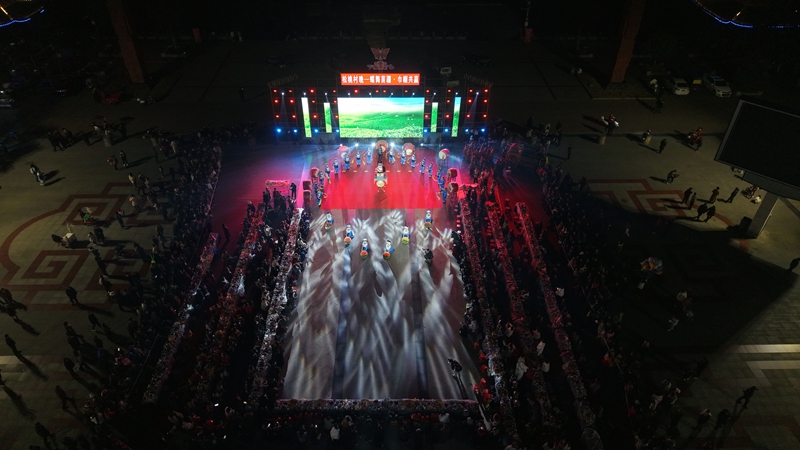 12月28日，铜仁市女企业家协会第三届第二次会员大会暨松桃村晚—“晚蝶舞苗疆·巾帼共赢 ”主题年会活动现场。