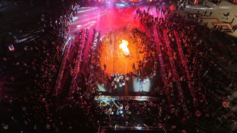 12月28日，铜仁市女企业家协会第三届第二次会员大会暨松桃村晚—“晚蝶舞苗疆·巾帼共赢 ”主题年会活动现场。