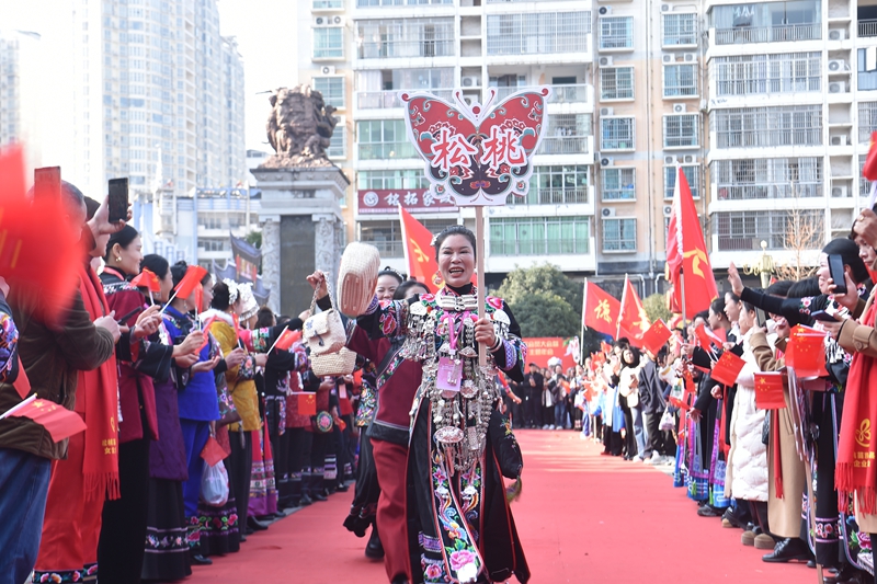 12月28日，铜仁市各区县代言人开展“山珍出山”农特产宣传。