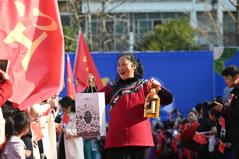 12月28日，铜仁市各区县代言人开展“山珍出山”农特产宣传。