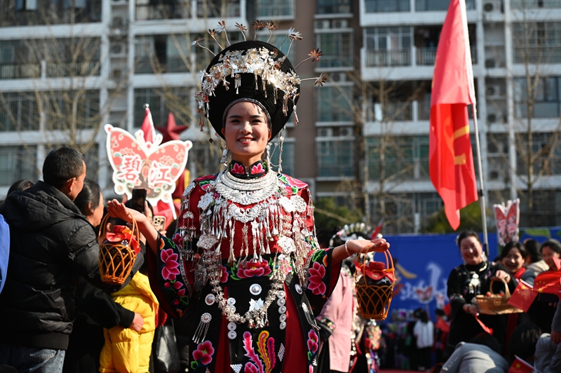 12月28日，铜仁市各区县代言人开展“山珍出山”农特产宣传。