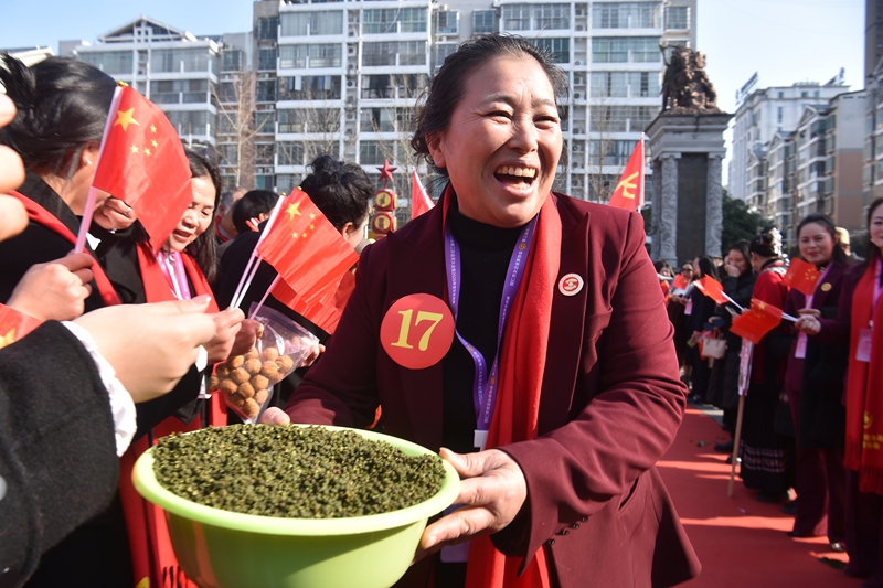 12月28日，铜仁市各区县代言人开展“山珍出山”农特产宣传。