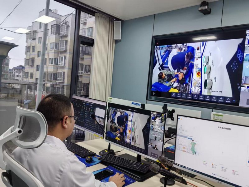 四川大学华西医院远程指导大方县人民医院急危重症救治一体化中心进行实时救治。