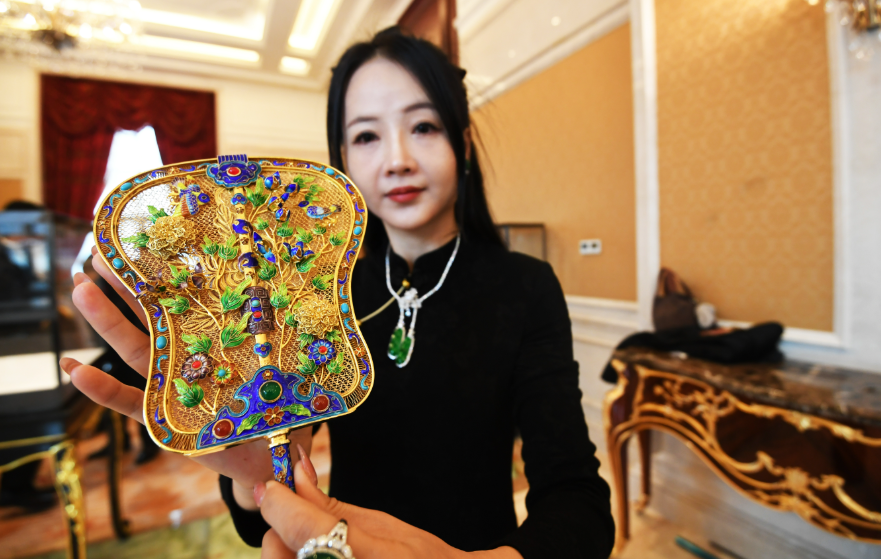 12月28日，花果園國際文化藝術交流中心礪金坊展區的工作人員正在展示手工作品。