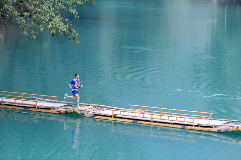 選手奔跑在的山水間。