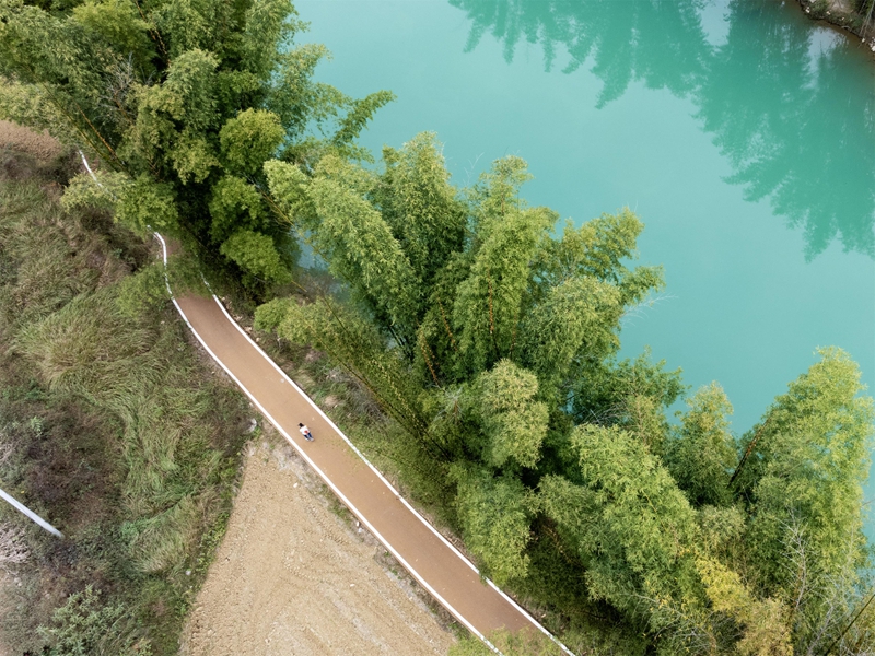 选手奔跑在的山水间。